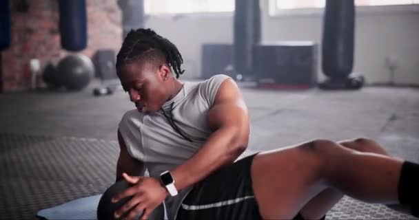 Siyahi Adam Sağlık Topu Egzersiz Için Uygunluk Spor Salonunda Spor — Stok video
