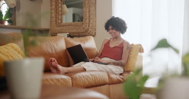 Ordenador Portátil Búsqueda Mujer Feliz Sofá Con Las Redes Sociales — Vídeos de Stock