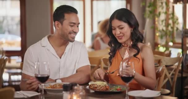 为爱情 浪漫或结婚周年庆祝会 我们一起在餐馆里吃饭 与男人和女人在情人节的浪漫晚餐上分享微笑 美餐或品味 — 图库视频影像