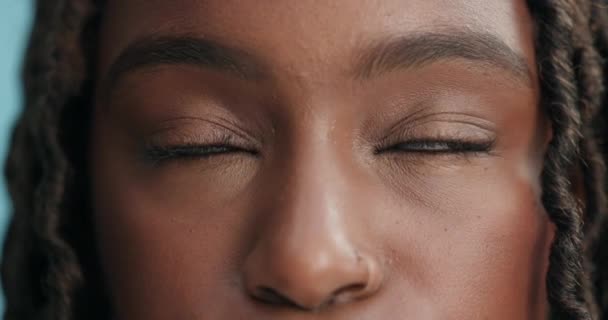 Cara Mujer Negra Ojo Con Actitud Molesta Estudio Sobre Fondo — Vídeos de Stock