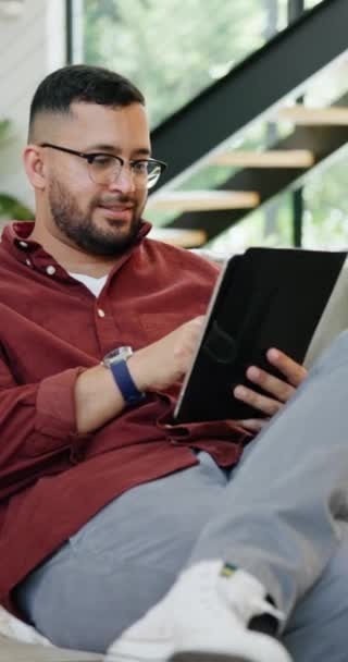 Homem Feliz Rolagem Tablet Sofá Para Mídias Sociais Relaxar Transmitir — Vídeo de Stock