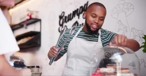 Panadería Cliente Compra Donut Servicio Elección Snack Restaurante Tienda Cafetería — Vídeos de Stock
