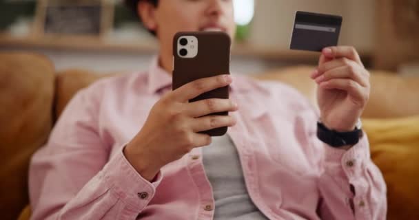 用于家庭在线购物 电子商务和金融科技支付的手 信用卡和电话 人们笑着在沙发上放松一下 用手机应用于网上银行 金融贷款或支票结存 — 图库视频影像