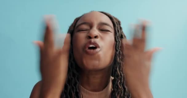 Feliz Cara Negro Mujer Soplando Besos Con Amor Por Estilo — Vídeo de stock