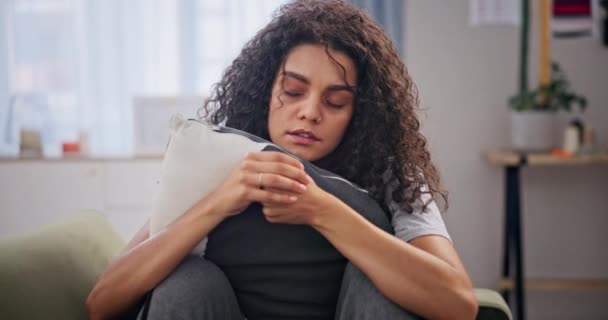 Mujer Pensamiento Depresión Sofá Casa Con Esquizofrenia Salud Mental Burnout — Vídeo de stock