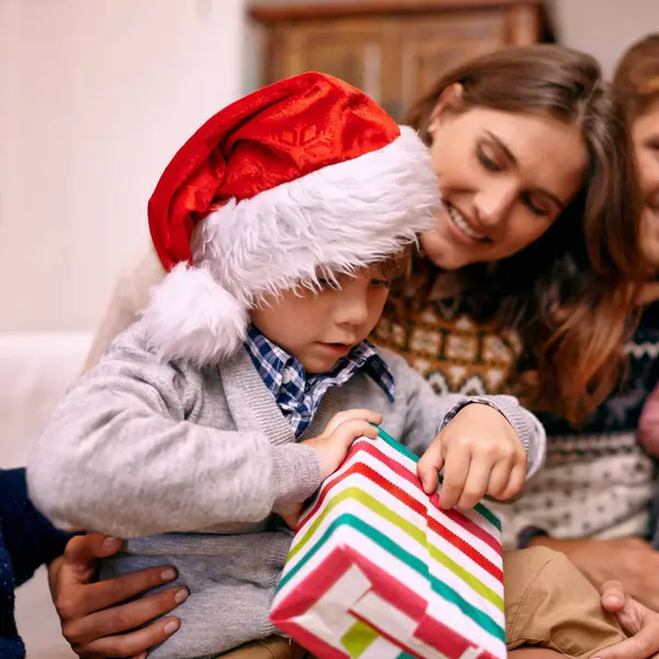 Navidad Familia Feliz Niño Con Caja Regalo Sala Estar Con —  Fotos de Stock