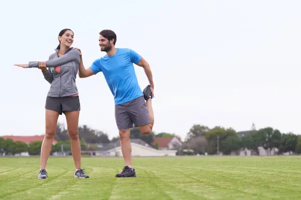 Glückliches Paar Fitness Und Stretching Körper Auf Grünem Gras Für — Stockfoto