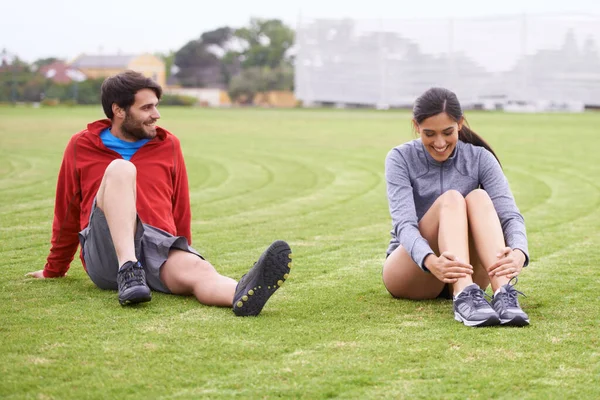Paar Bewegung Und Gras Mit Streckenden Beinen Lächeln Und Workout — Stockfoto