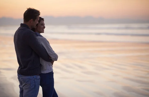 Coppia Amore Abbraccio Sulla Spiaggia Tramonto Con Felicità Insieme Vacanza — Foto Stock