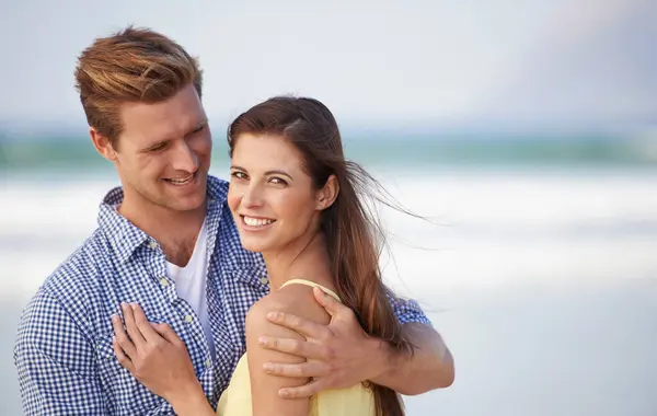 Retrato Pareja Sonrisa Para Abrazo Playa Cita Romántica Tarde Soleada —  Fotos de Stock