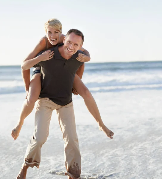 Para Portret Szczęśliwy Plaży Barem Dla Nawiązywania Więzi Miesiąc Miodowy — Zdjęcie stockowe