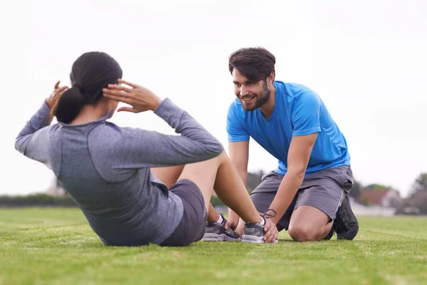 Personal Trainer Mann Und Frau Mit Sit Ups Auf Gras — Stockfoto
