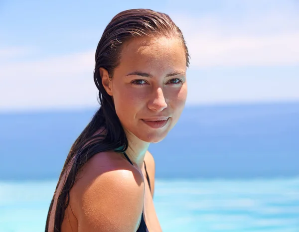 Portre Yaz Kadın Turistlerle Yüzme Havuzu Tatil Için Mavi Gökyüzünde — Stok fotoğraf
