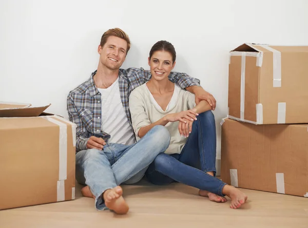 New Home Portrait Happy Couple Boxes Living Room Moving Relax — Stock Photo, Image