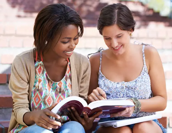 読書のためのキャンパスに関する本のステップに関する研究 試験準備 大学のための教科書を持つ教育 幸せな友人や学生 — ストック写真