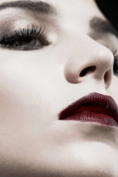 Mujer Estudio Primer Plano Facial Maquillaje Gótico Para Belleza Cosmética — Foto de Stock