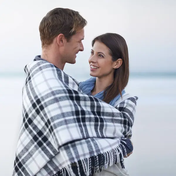 ビーチでカップル 休暇のための毛布 海の夕日には愛と世話をする オーストラリアの海で休暇中の休暇のための休憩 旅行で男性 女性と抱擁 — ストック写真