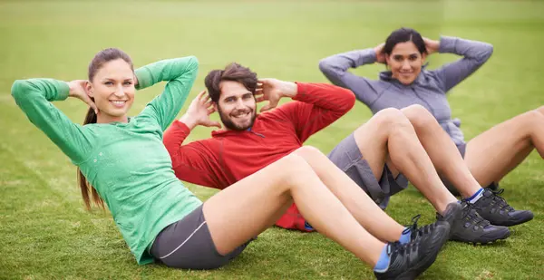 朋友们 坐起来 在田里健身 以便在夏天进行肖像 训练或快乐的腹部锻炼 澳大利亚的人 男人和女人笑着健康地生活 核心锻炼 在草坪上群策群力 — 图库照片