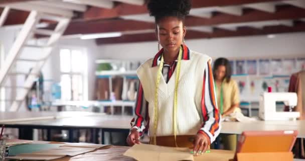 Zwarte Vrouw Modeontwerper Schrijfster Met Sjabloon Kledingstuk Voor Meting Werkplaats — Stockvideo
