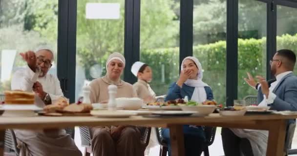 祖父母 父母和孩子们和穆斯林一起吃饭庆祝开斋节 伊斯兰教 男人和女人在Iftar的餐厅里与兴奋的孩子 文化和斋月呆在一起 — 图库视频影像