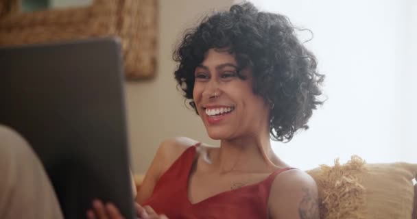 Relax Laptop Vrouw Lachend Een Bank Voor Filmdag Film Streaming — Stockvideo