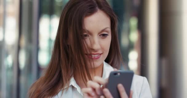 Telefon Zwój Lub Kobieta Biznesu Mieście Internecie Czytanie Powiadomienia Mail — Wideo stockowe