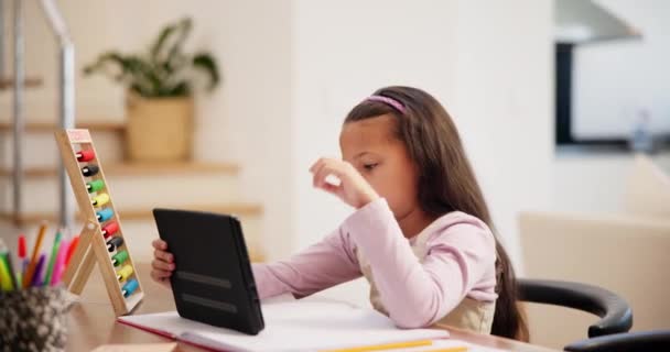 Matek Lány Vagy Gyermek Tabletta Tanuláshoz Info Vagy Tanul Támogatás — Stock videók