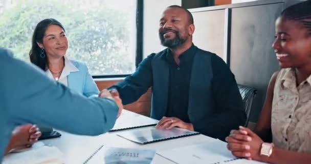 Üzletemberek Kézfogás Csapattaps Előléptetésért Ünneplésért Vagy Gratulációért Boldog Csoport Tapsolnak — Stock videók