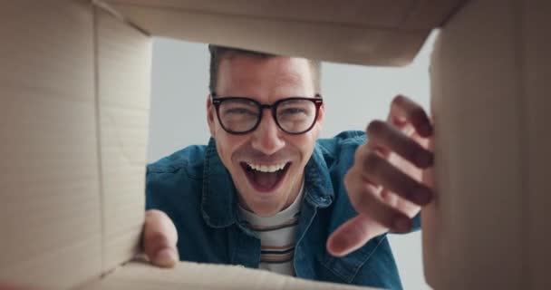 Homem Animado Feliz Com Caixa Aberto Pacote Pacote Com Entrega — Vídeo de Stock