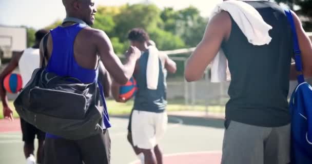 Koszykówka Mężczyźni Przyjaciele Uderzeniem Pięści Boisku Gry Treningu Świeżym Powietrzu — Wideo stockowe