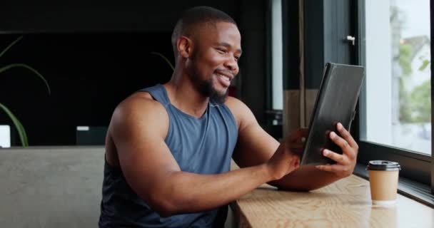 黑人男子和平板电脑与打字 互联网和与健身贴或博客联系健身 使用技术或社交媒体的人 放松或家伙 通过电子邮件和在线培训计划 — 图库视频影像