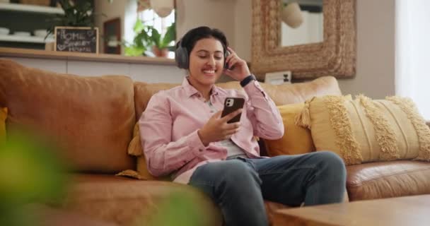 Téléphone Écouteurs Femme Détendent Dans Salon Écoutant Musique Playlist Piste — Video