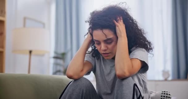 Donna Frustrato Depressione Sul Divano Casa Con Schizofrenia Salute Mentale — Video Stock