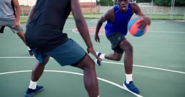 Hombres Jugadores Canchas Baloncesto Para Juego Defensa Desafío Con Equipo — Vídeos de Stock