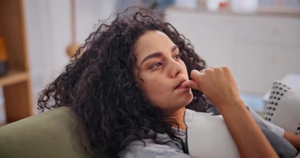 Žena Kouše Nehty Myslí Doma Pohovku Schizofrenií Frustrovaná Závislá Psychologie — Stock video