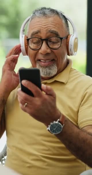 Son Sınıf Öğrencisi Kulaklıklar Telefondaki Müzik Çalma Listesi Ses Uygulaması — Stok video
