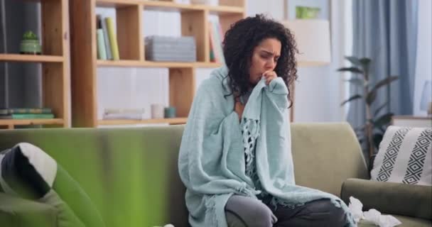 哮喘和咳嗽与女人 毛毯和呼吸问题的肺在休息室 胸部疼痛 喉咙疼痛 肺结核 疾病和过敏的人 公寓和女孩 — 图库视频影像