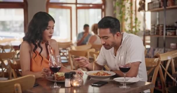 Couple Colère Restaurant Avec Appel Téléphonique Pour Communication Conversation Nourriture — Video