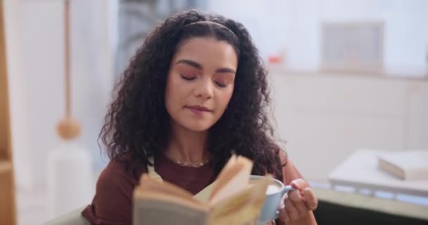 Мексиканська Жінка Читає Кава Вдома Диван Відпочиває Вітальні Напоєм Посмішкою — стокове відео