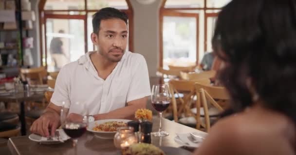 Hombre Comer Hablar Con Comida Restaurante Almuerzo Con Mujer Cita — Vídeo de stock