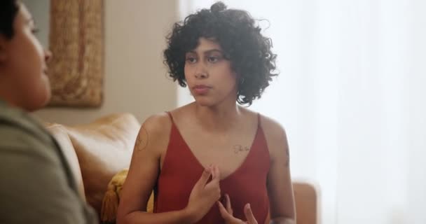 Kvinde Lesbisk Par Kæmpe Sofaen Argument Uenighed Eller Tilståelse Stuen – Stock-video