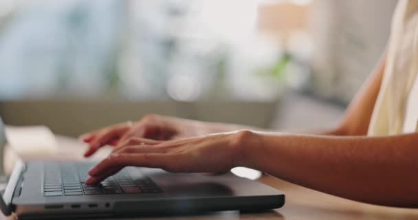 Ręce Pisanie Maszynie Laptop Lub Połączenie Online Jako Niezależny Dziennikarz — Wideo stockowe