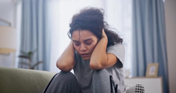 女性は 統合失調症 精神的健康 および燃え尽きの自宅のソファーに不満とうつ病を抱えています ストレスのあるリビングルームのソファーで不安 トラウマ 不安を持つ心理学 — ストック動画
