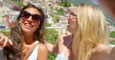 İtalya, Venedik 'te yaz tatilindeyken gülümseyerek arkadaşlar, kadınlar ve video görüşmeleri. Heyecanlı, barış işareti ve tatilde özgürlüğe özenle sarılan mutlu kadınlar..