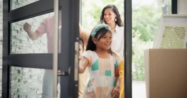 Familia Feliz Mudarse Abrir Puerta Nuevo Hogar Propiedad Emocionado Bienes — Vídeos de Stock