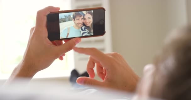 Κοντινό Πλάνο Χέρια Και Περιηγηθείτε Στο Smartphone Για Φωτογραφίες Αναμνήσεις — Αρχείο Βίντεο
