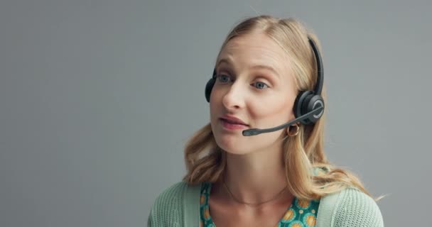 Call Центр Служба Поддержки Клиентов Женщина Студии Консультирующая Вопросам B2B — стоковое видео