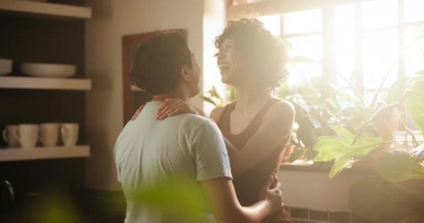 Leszbikus Pár Konyhában Csók Boldog Együtt Kötődés Büszkeséggel Szeretettel Elkötelezettséggel — Stock videók