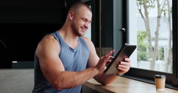 Άσκηση Άνθρωπος Και Tablet Πληκτρολόγηση Χαμόγελο Και Σύνδεση Την Προπόνηση — Αρχείο Βίντεο