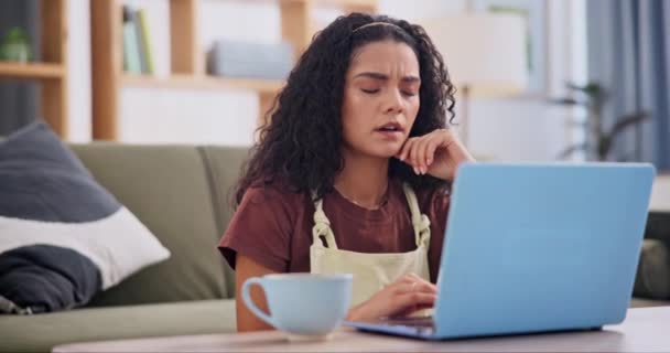 Afstandswerk Laptop Vrouw Met Hoofdpijn Stress Overwerkt Met Burn Out — Stockvideo